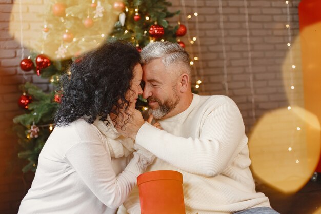 Concept d'âge et de personnes. Couple de personnes âgées à la maison. Femme dans un pull en tricot blanc.