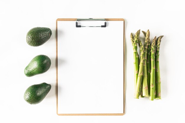 Le concept d'aliments sains Menu végétalien Légumes verts Produits verts frais Vue de dessus