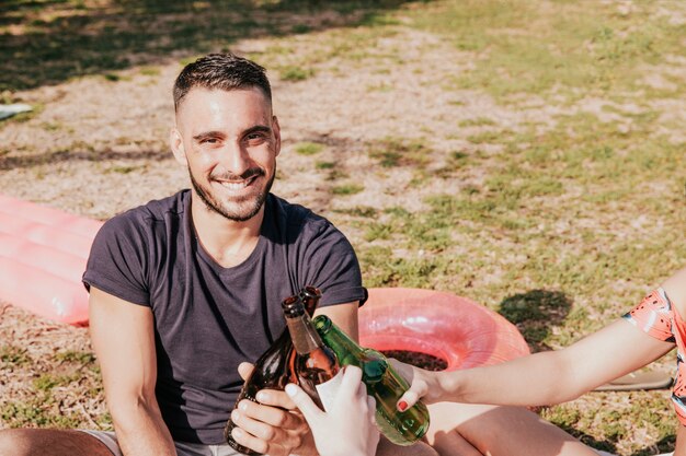 Concept d&#39;amitié et d&#39;été avec un homme souriant