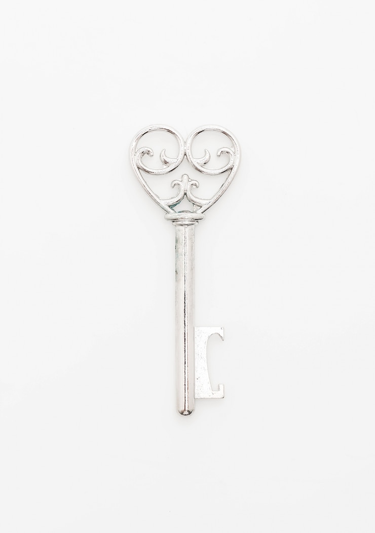 Photo gratuit concept d'amour clé en forme de coeur
