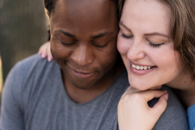 Photo gratuite concept d'amour avec un couple heureux qui passe du temps ensemble