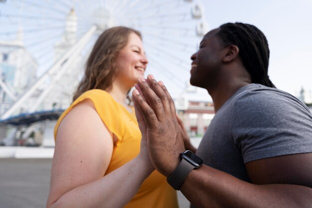 Concept d'amour avec un couple heureux qui passe du temps ensemble