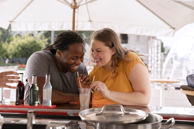 Concept d'amour avec un couple heureux qui passe du temps ensemble