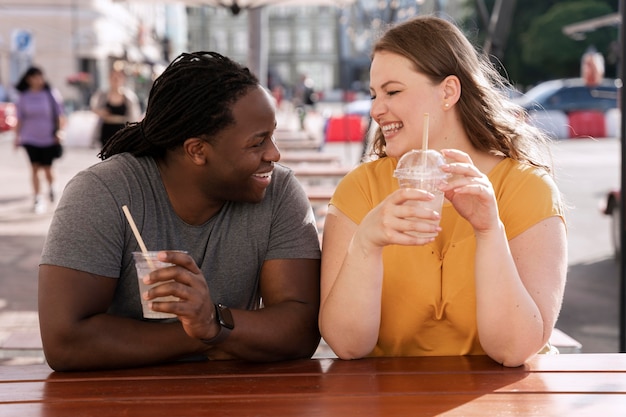 Photo gratuite concept d'amour avec un couple heureux qui passe du temps ensemble