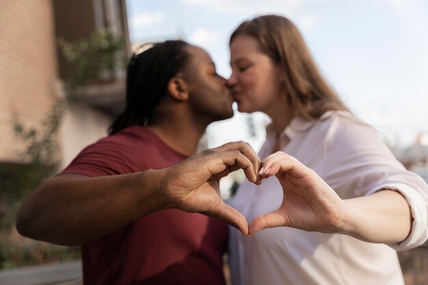 Concept d'amour avec un couple heureux qui passe du temps ensemble