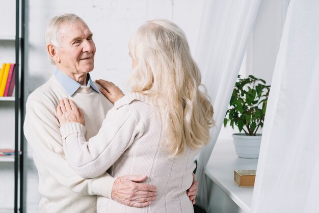 Concept d&#39;amour avec couple de personnes âgées