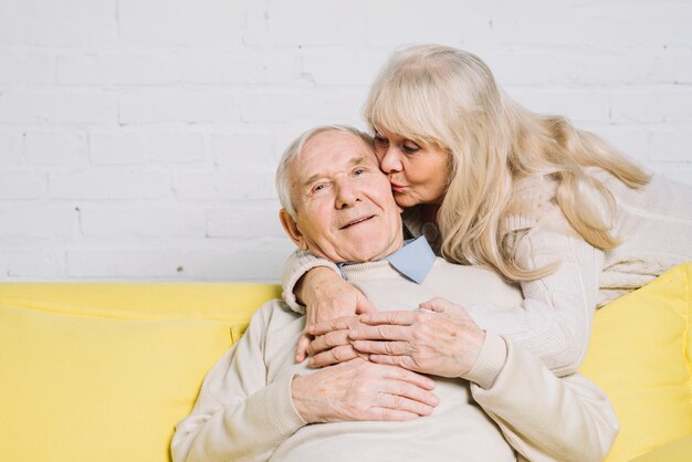 Concept d&#39;amour avec couple de personnes âgées
