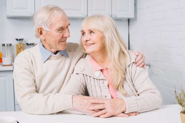 Photo gratuite concept d'amour avec couple de personnes âgées