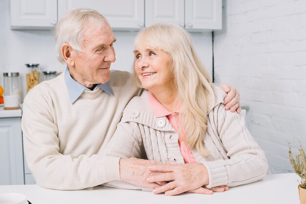 Concept d&#39;amour avec couple de personnes âgées