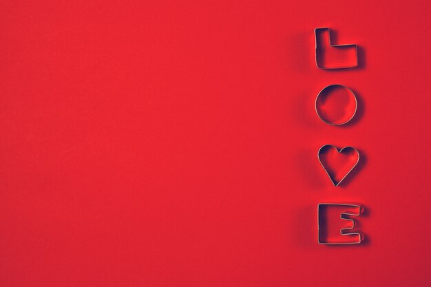 concept de l&#39;amour avec des lettres l&#39;amour sur un fond rouge. Vue de dessus wit