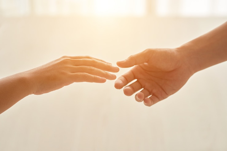Photo gratuit concept d'amour représenté par des mains étendues