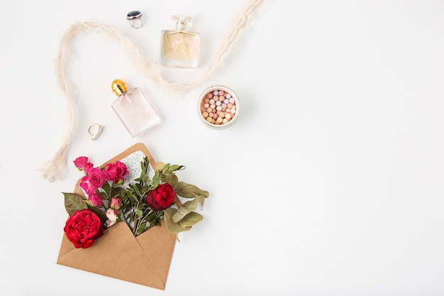 Concept de l'amour ou de la Saint-Valentin. Belles roses rouges dans l'enveloppe