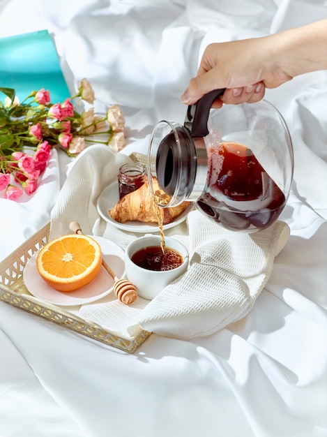 Le concept de l'amour sur table avec petit déjeuner