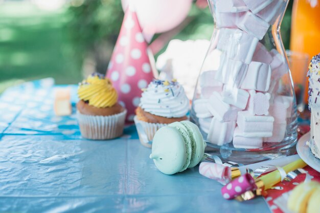 Concept d&#39;anniversaire charmant avec des éléments de fête colorés