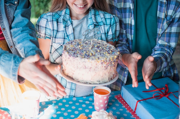 Concept d&#39;anniversaire charmant avec fille heureuse