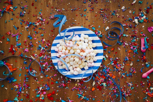 Concept d&#39;anniversaire avec confettis et bonbons