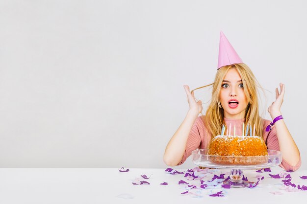 Femme Avec Un Gateau D Anniversaire Photo Gratuite
