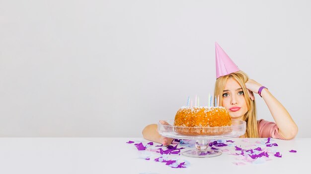 Concept d&#39;anniversaire avec une fille déçue