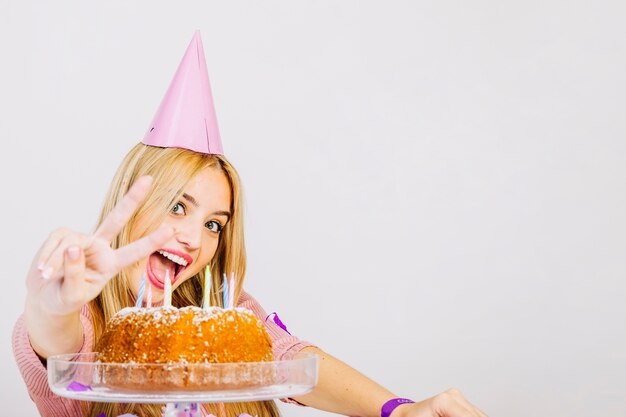 Concept d&#39;anniversaire avec fille faisant signe de la victoire