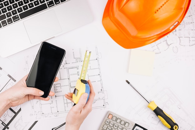 Concept d&#39;architecture avec plan de construction et smartphone