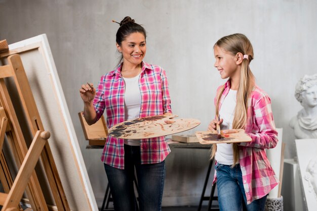 Concept d&#39;artiste avec mère et fille