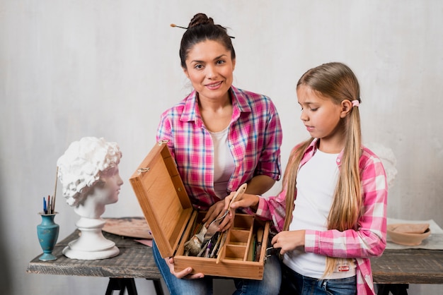 Concept d&#39;artiste avec mère et fille