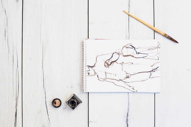 Photo gratuit concept d&#39;artiste moderne avec carnet et pinceau