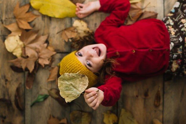 Concept d&#39;automne avec un enfant souriant