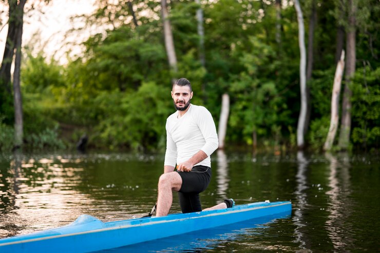 Photo gratuit concept d'aviron avec homme en kayak