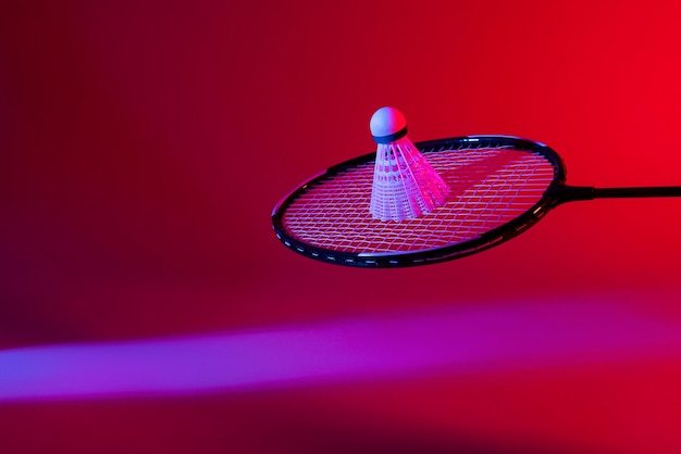 Concept de badminton avec éclairage spectaculaire
