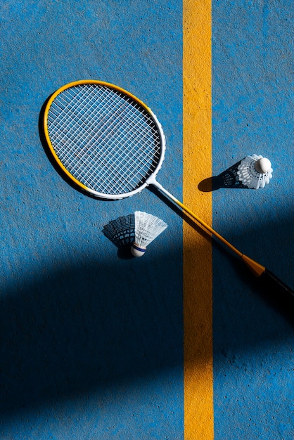 Concept de badminton avec raquette et volant