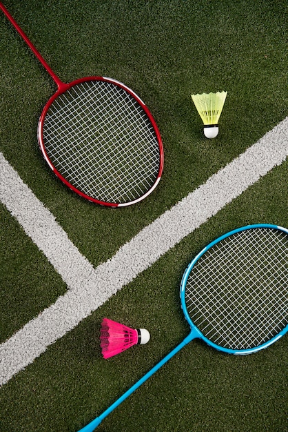 Photo gratuite concept de badminton avec volant et raquette