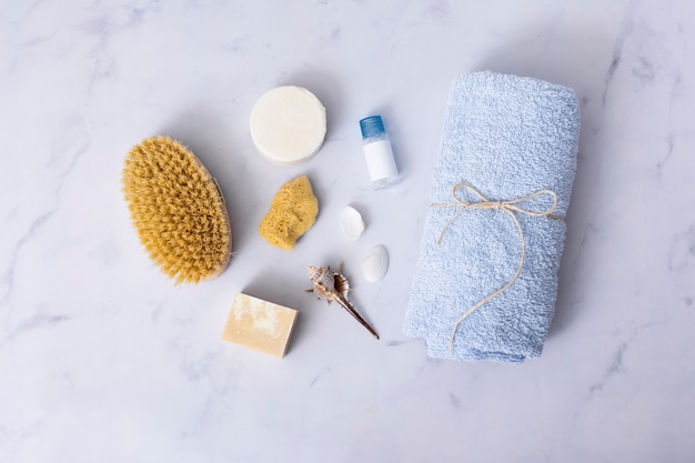 Concept de bain plat poser sur fond de marbre