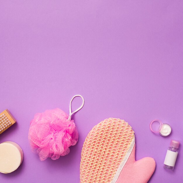 Concept de bain vue de dessus sur fond violet