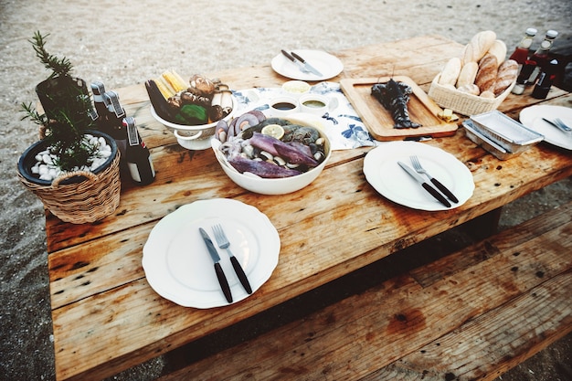 Concept de banc de table en bois de délicieux fruits de mer
