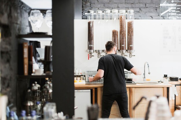 Concept de bar avec backview de barman