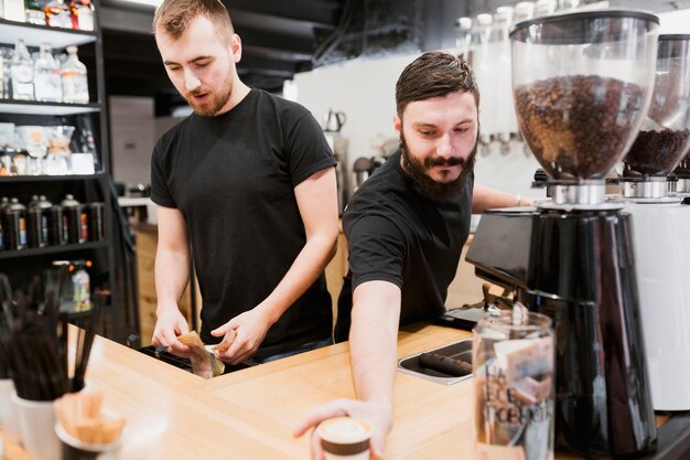 Concept de bar avec barmen