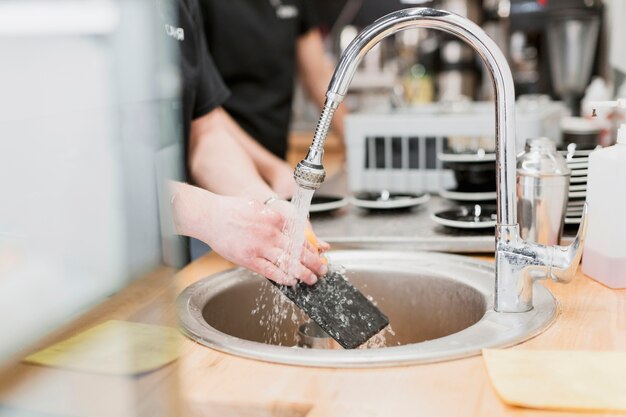 Concept de bar avec lavage de barman