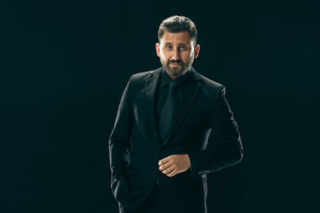 Concept De Beauté Masculine. Portrait D'un Jeune Homme à La Mode Avec Une Coupe De Cheveux élégante Portant Un Costume à La Mode Posant