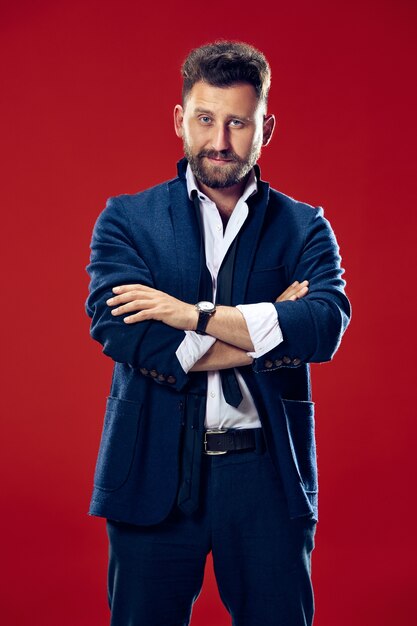 Concept de beauté masculine. Portrait d'un jeune homme à la mode avec coupe de cheveux élégante portant un costume à la mode