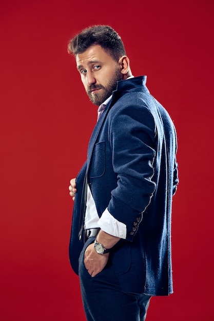 Concept De Beauté Masculine. Portrait D'un Jeune Homme à La Mode Avec Une Coupe De Cheveux élégante Portant Un Costume à La Mode