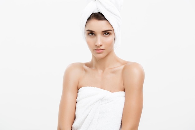 Photo gratuite concept de beauté et de soins de la peau belle jeune femme caucasienne portant une serviette après la douche