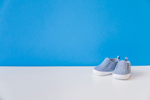 Concept bébé avec chaussures et espace