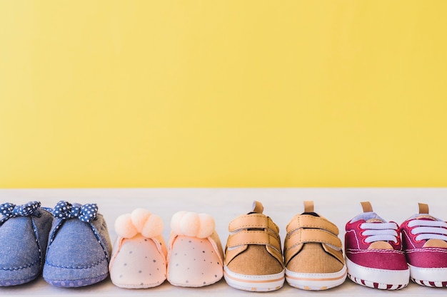 Concept bébé avec différentes paires de chaussures