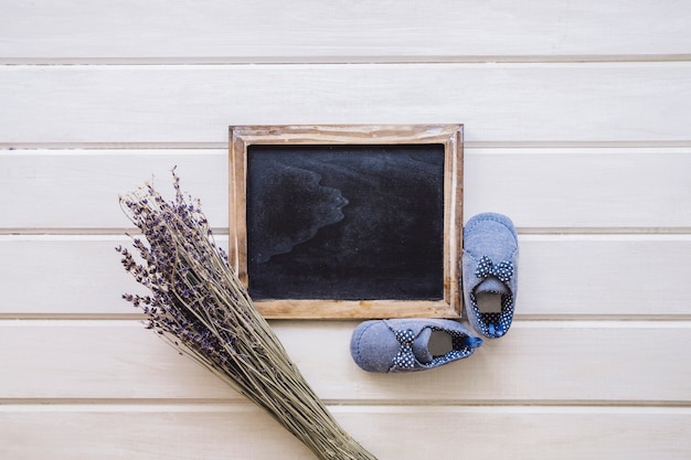 Photo gratuite concept de bébé mignon sur la surface en bois