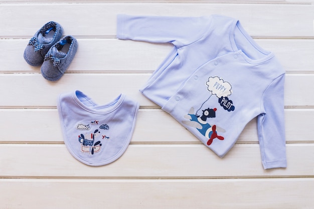 Concept bébé avec vêtements pour garçon