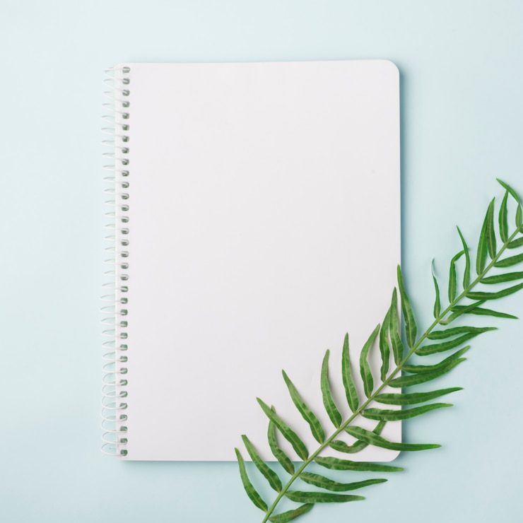 Photo gratuit concept de belles fleurs avec cahier et feuilles