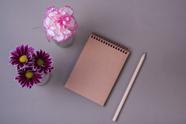 Concept de belles fleurs avec cahier moderne