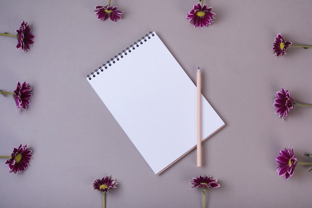 Photo gratuite concept de belles fleurs avec cahier