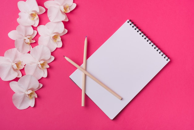 Photo gratuite concept de belles fleurs avec cahier